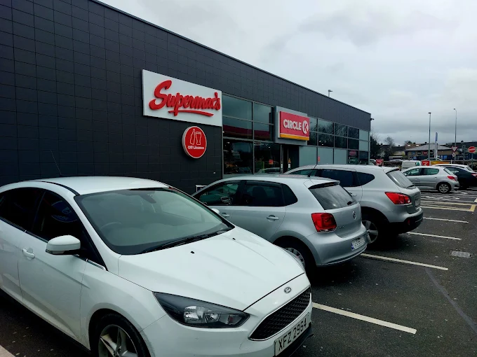 Front view of Supermac’s Kill North restaurant in Circle K featuring Supermac’s signage with available parking
