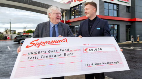 Pat McDonagh of Supermac’s presenting a €40,000 cheque to UNICEF Ambassador Joe Canning at the Lough Rea Hotel and Spa